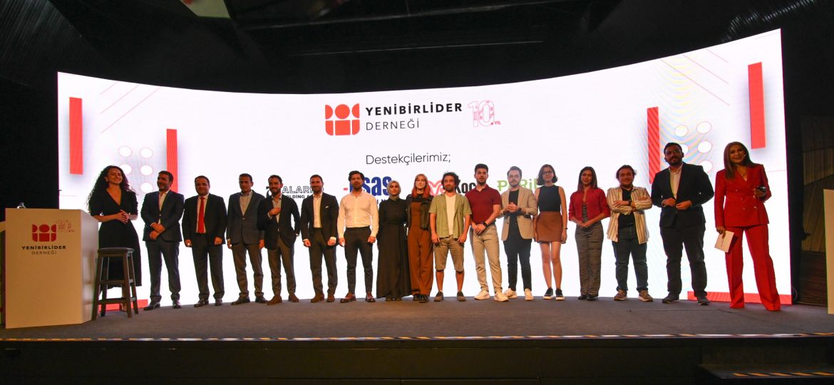 Yenibirlider Derneği Yönetim Kurulu, Eş Kurucuları, Paribu CEO Yasin Oral, Jülide Ateş ve Sosyal Fayda için Hackathon'un Kazananları (Demo)