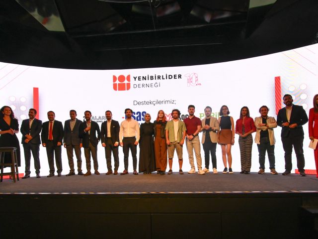 Yenibirlider Derneği Yönetim Kurulu, Eş Kurucuları, Paribu CEO Yasin Oral, Jülide Ateş ve Sosyal Fayda için Hackathon'un Kazananları (Demo)